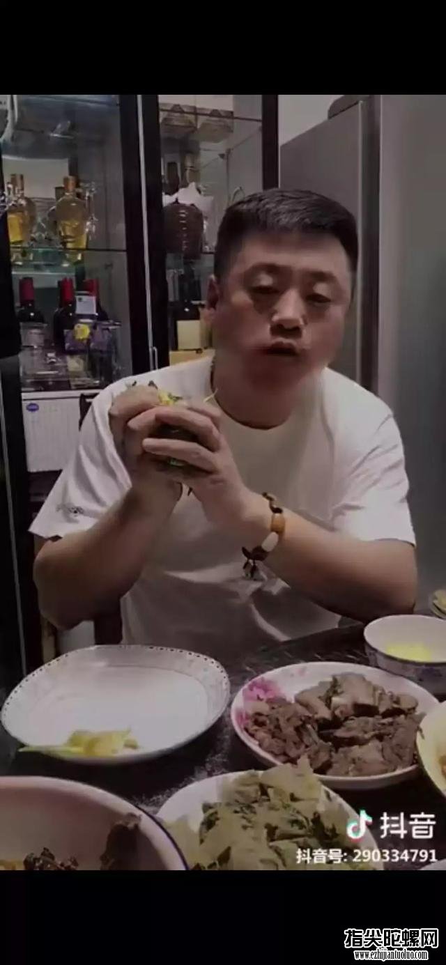 抖音“燃烧的陀螺仪”样貌遭扒惊呆网友,那么爱装怪不得不敢露脸